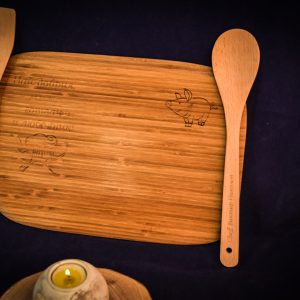 Персонализиран сет с Два броя кухненски прибори + Масивна кухненска дъска за рязане.